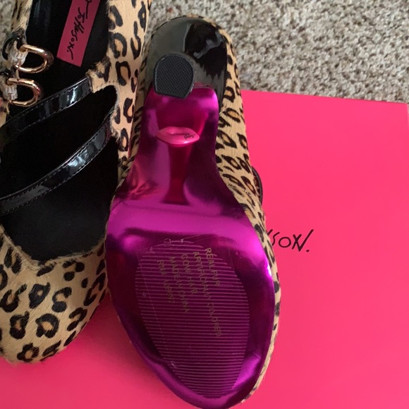 Heels - Picture 3 of 4